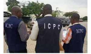 Osun Decides: ICPC official stops man from counting voters in Ede