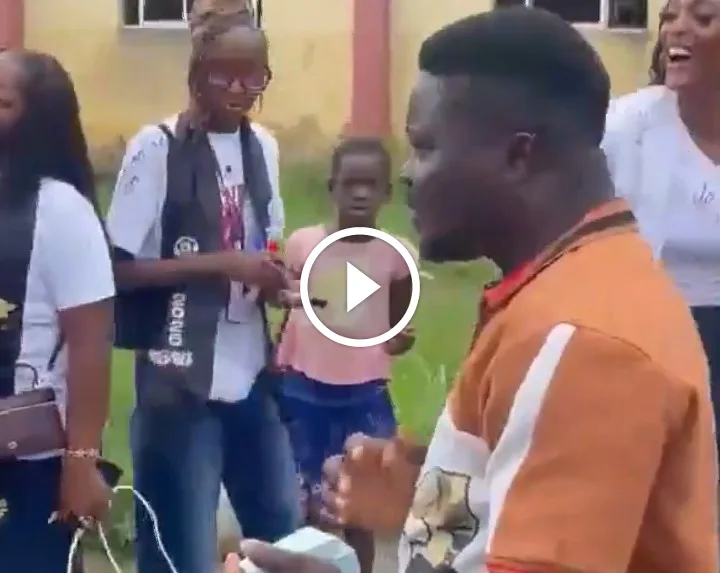 Lady slaps man who proposed on her sign out day (VIDEO)
