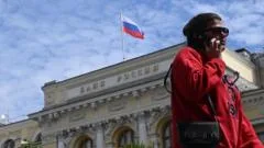 Russians turn to cash, putting more strain on slowing wartime economy