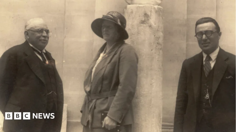 Pioneering fossil hunter recognised with blue plaque