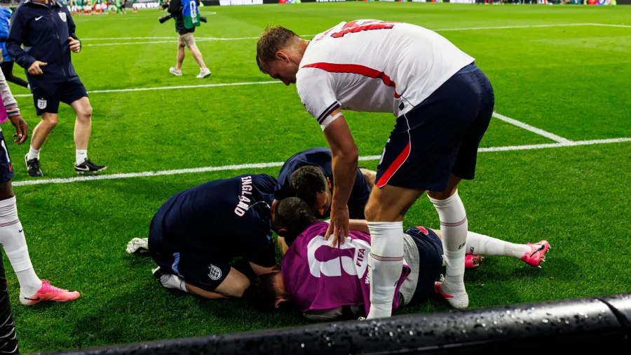 England's Jordan Henderson Apparently Injured After Celebrating Win Over Mexico