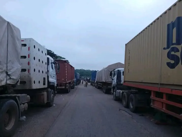 Another gridlock hits Ifaki-Ayegbaju road as fallen tanker blocks traffic